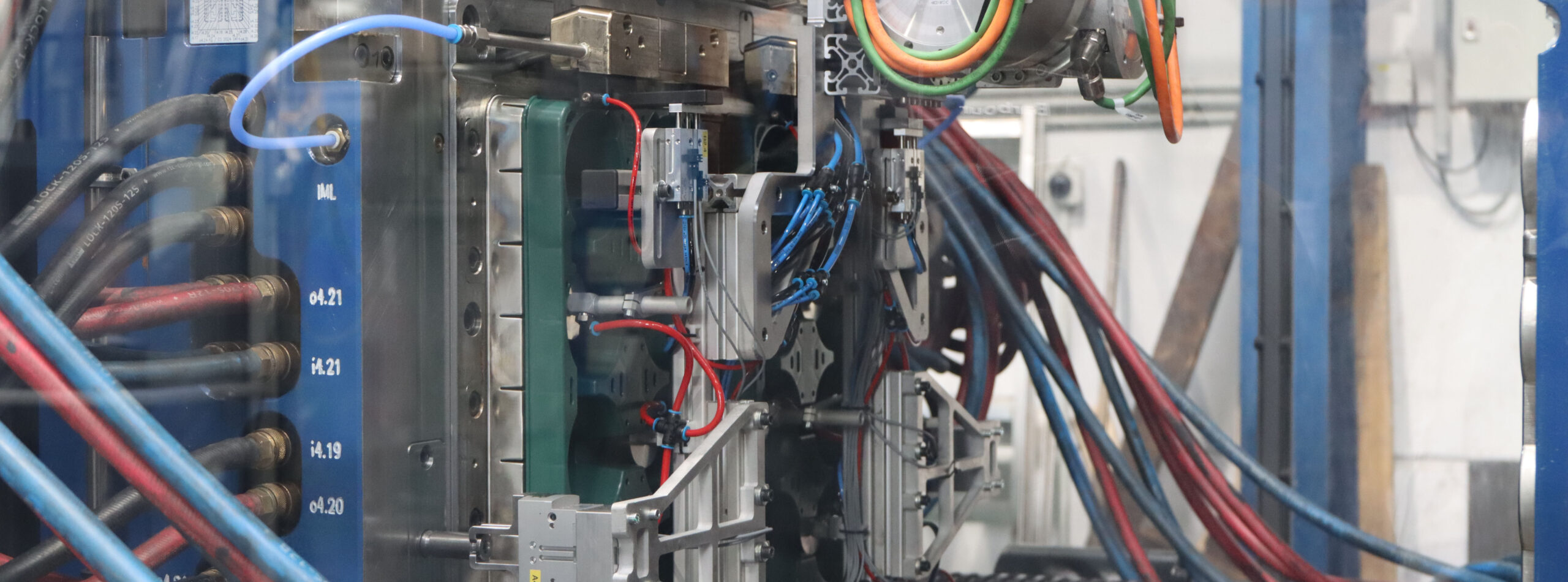 Vollautomatisierter Herstellungsprozess mit RFID-Inmould-Label