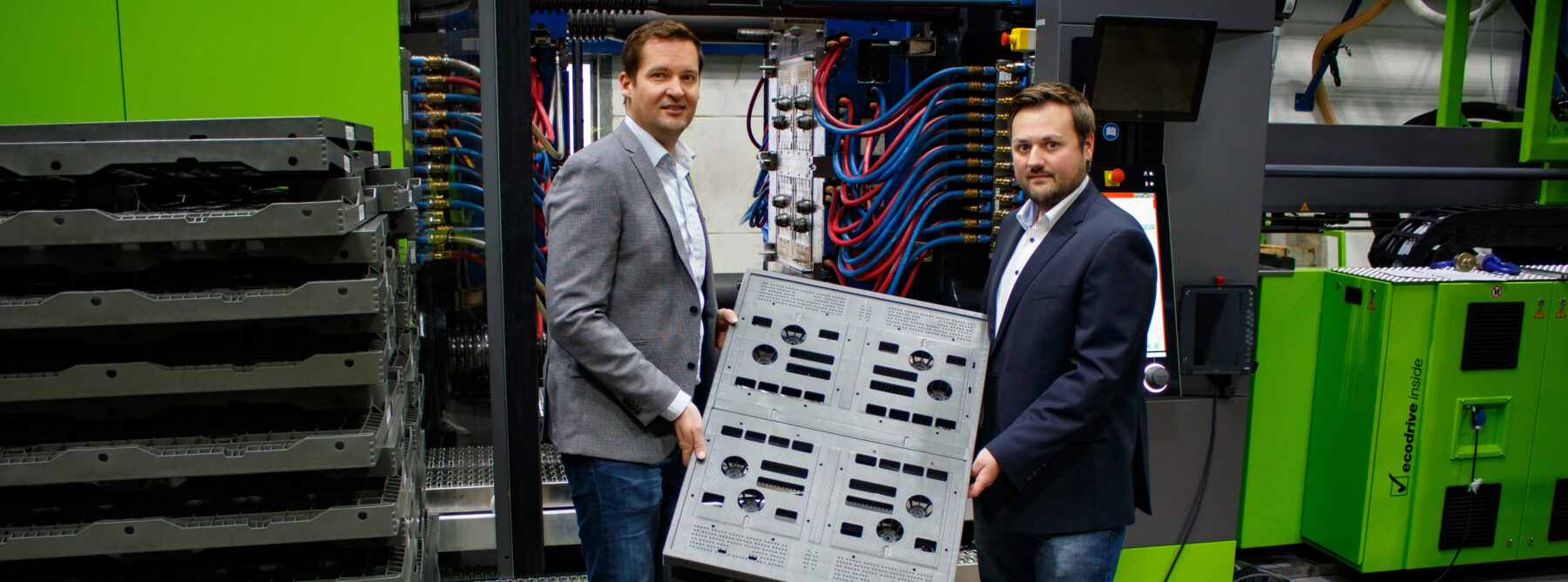 Dominik Lemken und Florian Herkenrath mit der KDP von WALTHER Faltsysteme