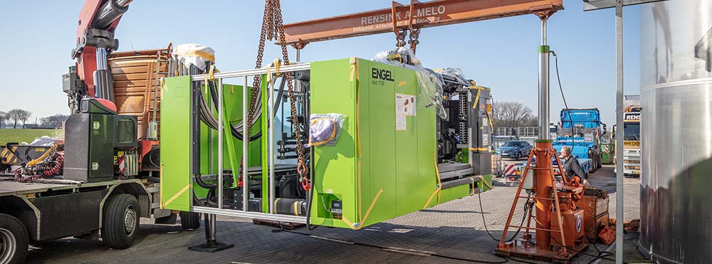 Delivery of the new ENGEL machine