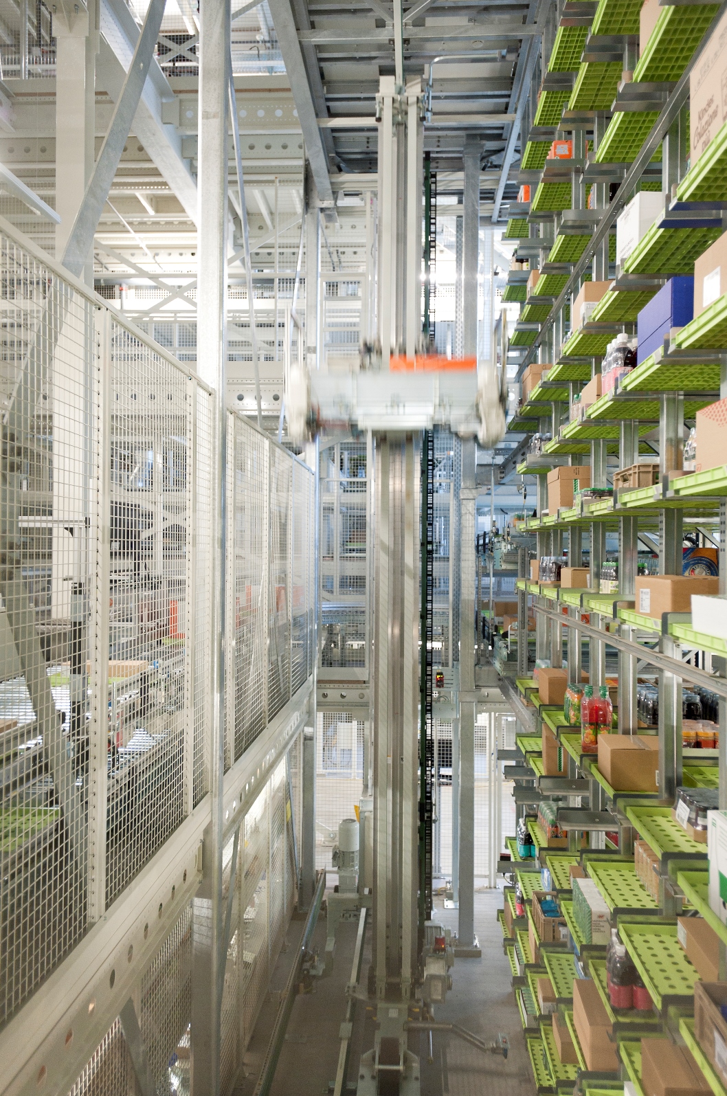 Automatisierte Lagertechnik im Hochregallager mit intelligenten Mehrweg-Ladungsträgern