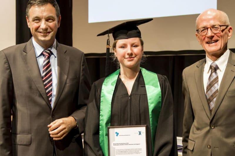 Britta Janssen, Mitarbeiterin bei WALTHER Faltsysteme, erhält Absolventenpreis der Hochschule Rhein-Waal