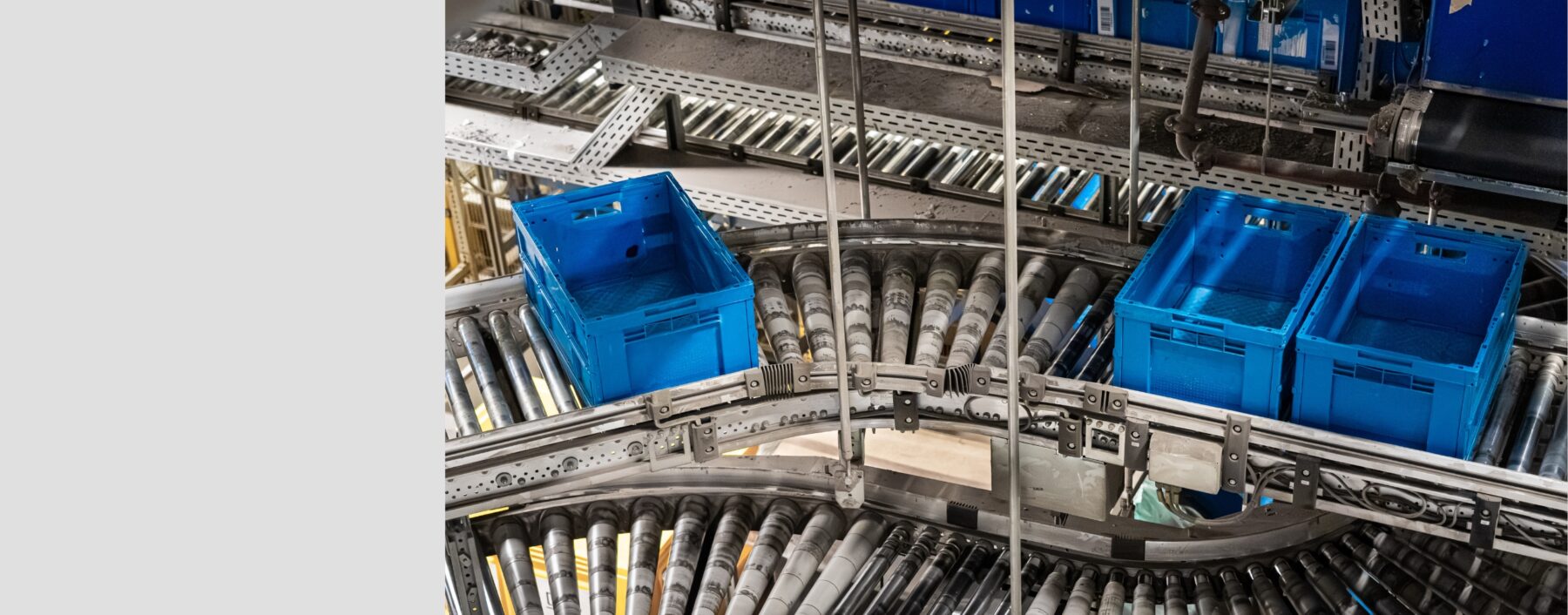 Reusable boxes on conveyor belt