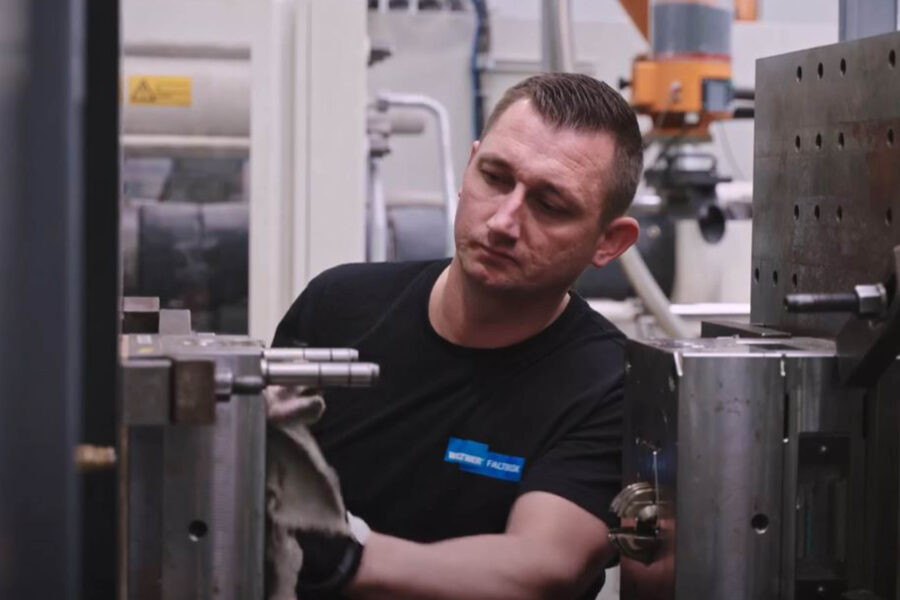 Was macht ein Kunststofft- und Kautschuktechnologe? Ausbildung bei WALTHER Faltsysteme