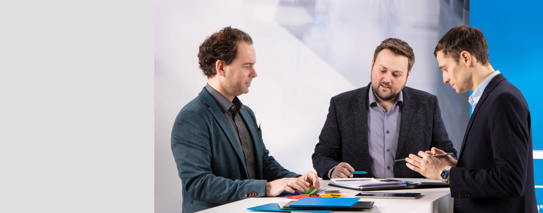 Three employees of WALTHER Faltsysteme at a meeting