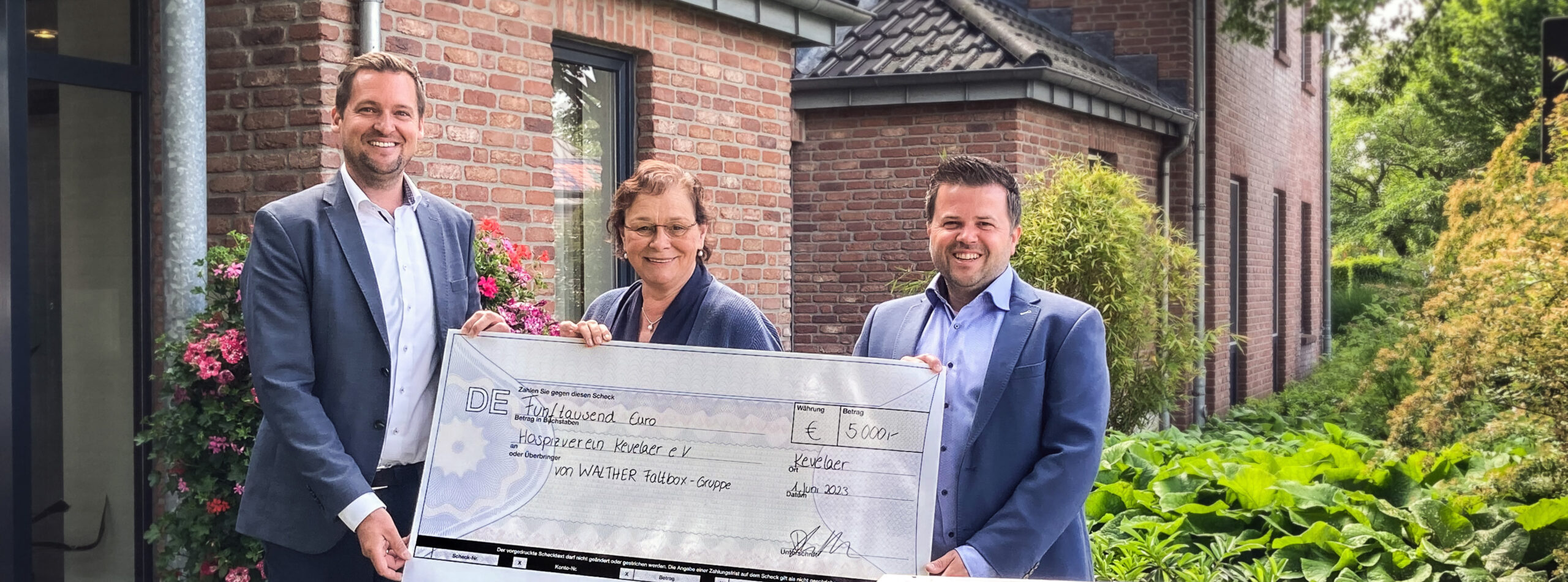 Dominik Lemken und Thomas Heilen, Geschäftsführer von WALTHER Faltsysteme, überreichen 5.000 Euro an Birgitt Brünken vom Hospizverein Kevelaer e.V.
