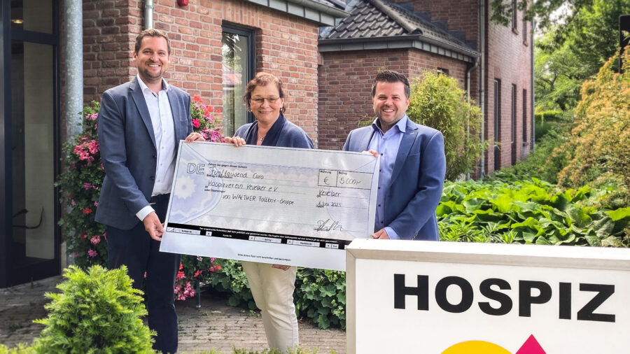 Dominik Lemken und Thomas Heilen, Geschäftsführer von WALTHER Faltsysteme, überreichen 5.000 Euro an Birgitt Brünken vom Hospizverein Kevelaer e.V.