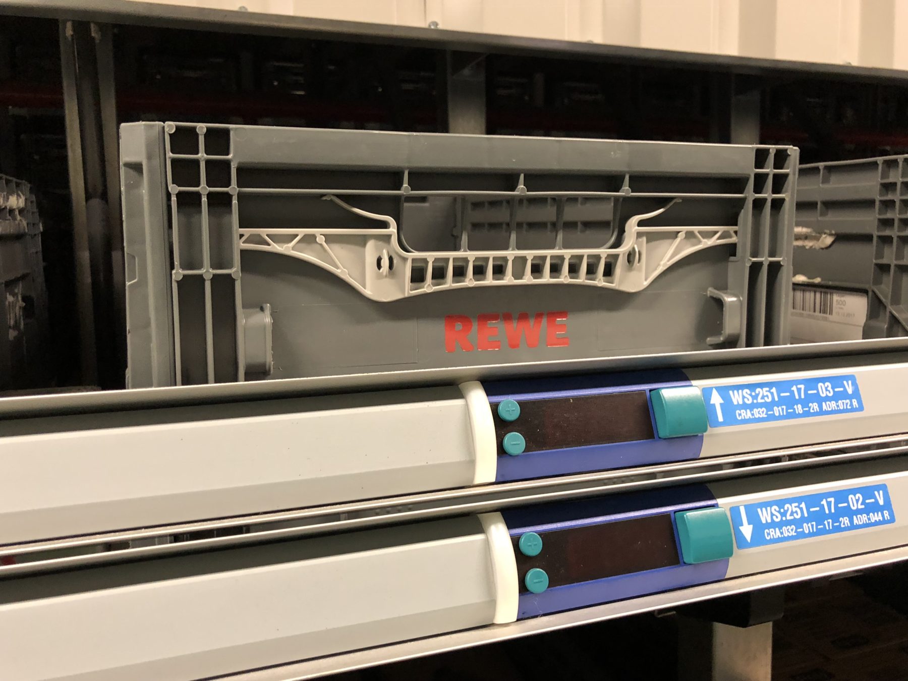 DPS-Klappbox in der Kommissionierstraße