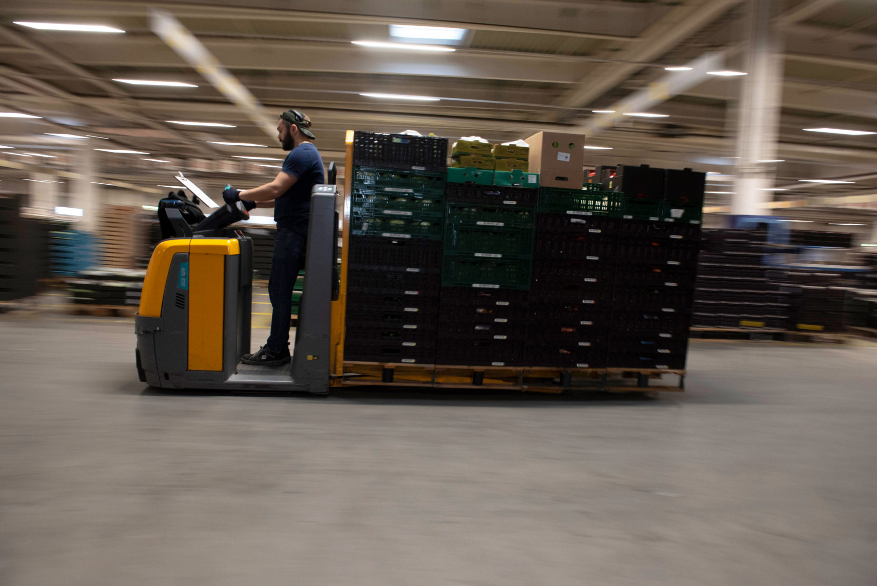 Obst- und Gemüsesteigen im Einsatz bei ALDI SÜD